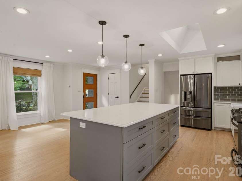5301 Glenham Drive, Charlotte, NC 28210.  MLS# CAR4396260, YatesRealty ID 34068. Kitchen, Living Room, Main Level