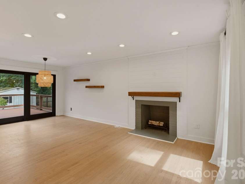 5301 Glenham Drive, Charlotte, NC 28210.  MLS# CAR4396260, YatesRealty ID 34068. Kitchen, Living Room, Main Level