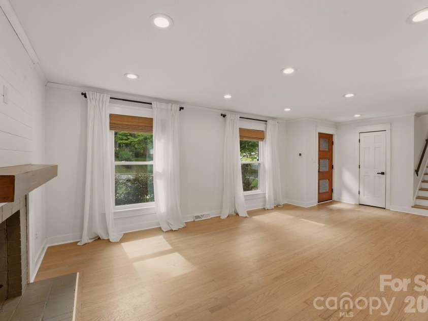 5301 Glenham Drive, Charlotte, NC 28210.  MLS# CAR4396260, YatesRealty ID 34068. Kitchen, Living Room, Main Level