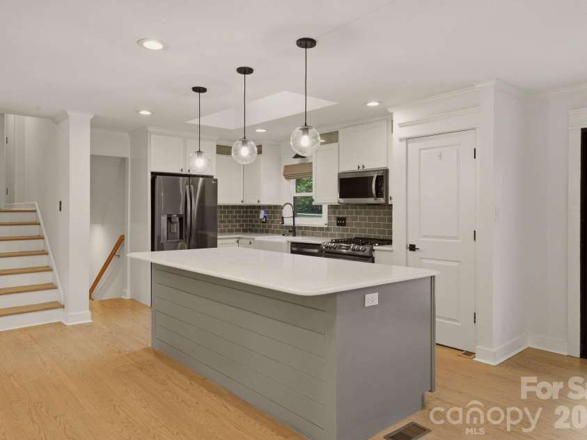 5301 Glenham Drive, Charlotte, NC 28210.  MLS# CAR4396260, YatesRealty ID 34068. Kitchen, Living Room, Main Level