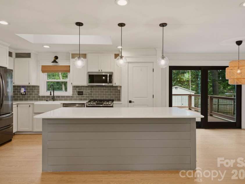 5301 Glenham Drive, Charlotte, NC 28210.  MLS# CAR4396260, YatesRealty ID 34068. Kitchen, Living Room, Main Level