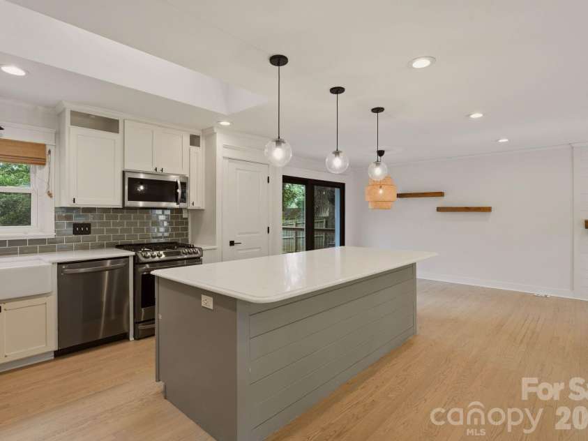 5301 Glenham Drive, Charlotte, NC 28210.  MLS# CAR4396260, YatesRealty ID 34068. Kitchen, Living Room, Main Level