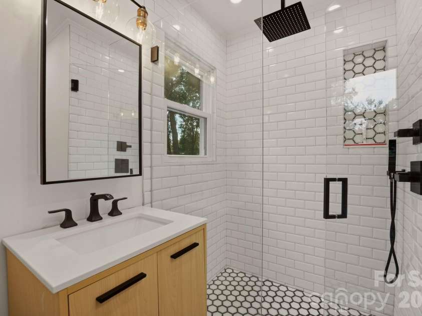 5301 Glenham Drive, Charlotte, NC 28210.  MLS# CAR4396260, YatesRealty ID 34068. Primary Bathroom 