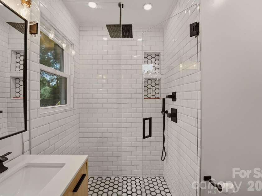 5301 Glenham Drive, Charlotte, NC 28210.  MLS# CAR4396260, YatesRealty ID 34068. Primary Bathroom 