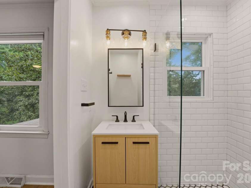 5301 Glenham Drive, Charlotte, NC 28210.  MLS# CAR4396260, YatesRealty ID 34068. Primary Bathroom 