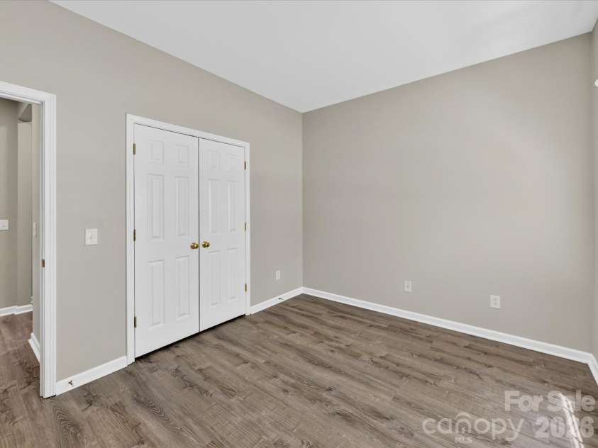 18418 Torrence Chapel Estates Circle, Cornelius, NC 28031.  MLS# CAR4392160, YatesRealty ID 34069. Bedroom 3 is a spacious and versatile room featuring a large window, generous closet space, and plenty of natural light, making it ideal for guests, family members, or a home office.