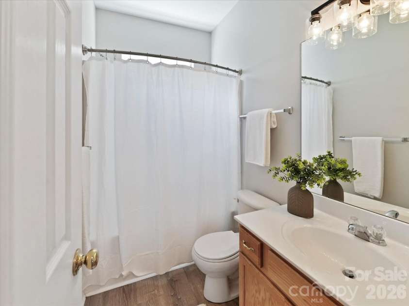 18418 Torrence Chapel Estates Circle, Cornelius, NC 28031.  MLS# CAR4392160, YatesRealty ID 34069. The full bathroom offers a clean and functional design with a spacious vanity, ample lighting, and a tub-shower combination to accommodate family and guests.
