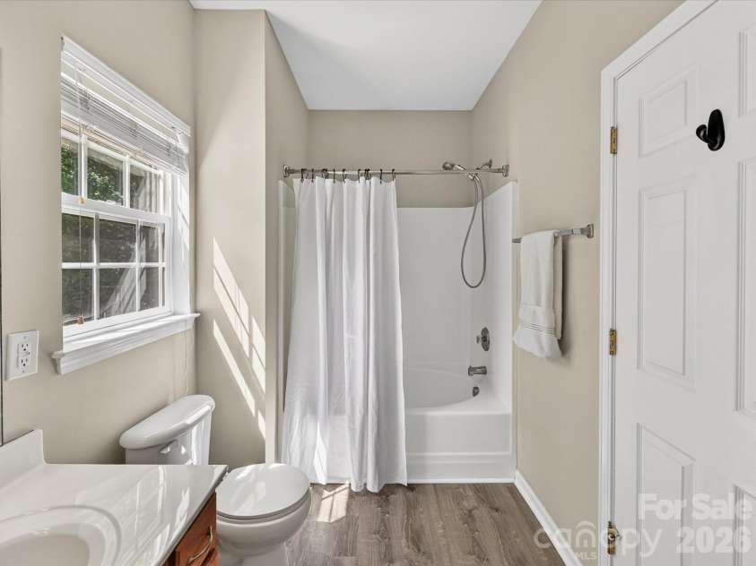 18418 Torrence Chapel Estates Circle, Cornelius, NC 28031.  MLS# CAR4392160, YatesRealty ID 34069. The spacious primary bathroom features a large vanity with ample storage, abundant natural light, and a functional layout designed for everyday comfort and convenience.