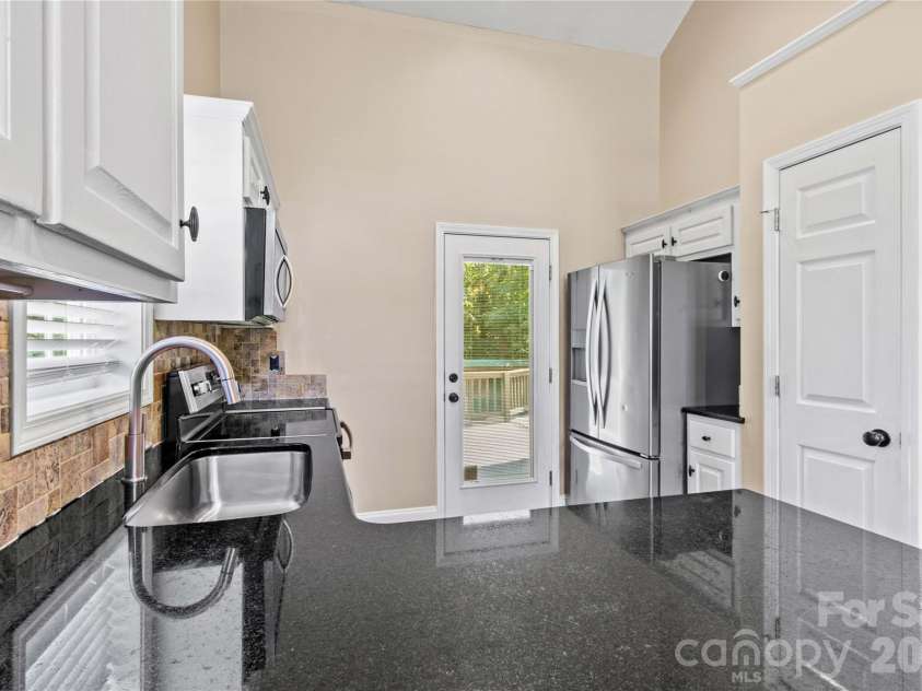 215 Meadow Lake Drive, Salisbury, NC 28146.  MLS# CAR4291335, YatesRealty ID 3407. Gleaming countertops