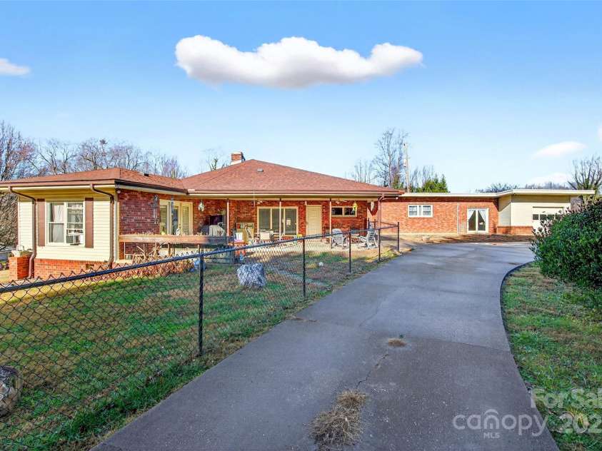 60 Greenwood Drive, Marion, NC 28752.  MLS# CAR4328988, YatesRealty ID 3407. 