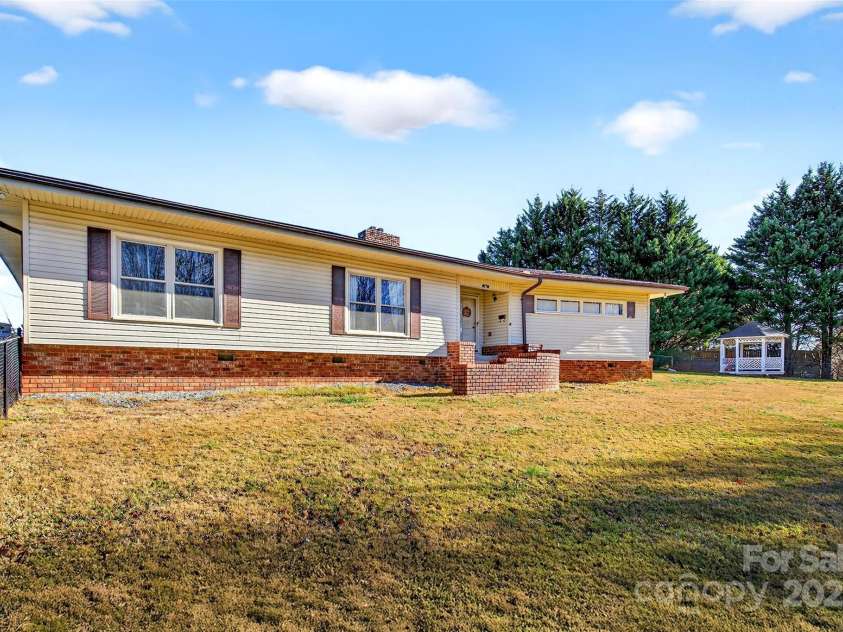 60 Greenwood Drive, Marion, NC 28752.  MLS# CAR4328988, YatesRealty ID 3407. 