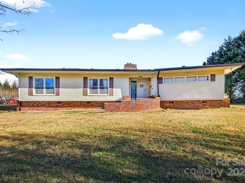 60 Greenwood Drive, Marion, NC 28752.  MLS# CAR4328988, YatesRealty ID 3407. 