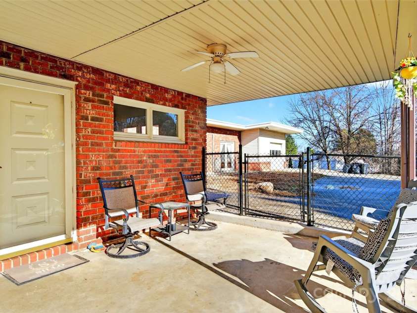 60 Greenwood Drive, Marion, NC 28752.  MLS# CAR4328988, YatesRealty ID 3407. 