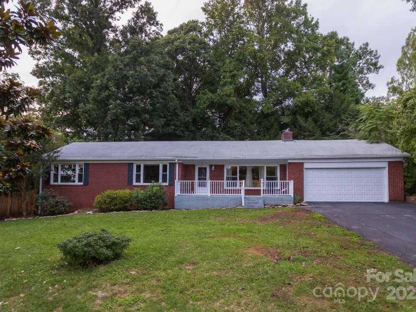 5 Fernlawn Road, Asheville, NC 28805.  MLS# CAR4295189, YatesRealty ID 34070. 