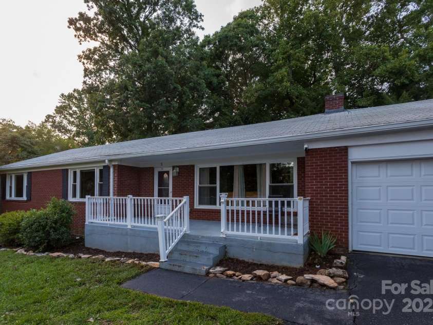 5 Fernlawn Road, Asheville, NC 28805.  MLS# CAR4295189, YatesRealty ID 34070. 