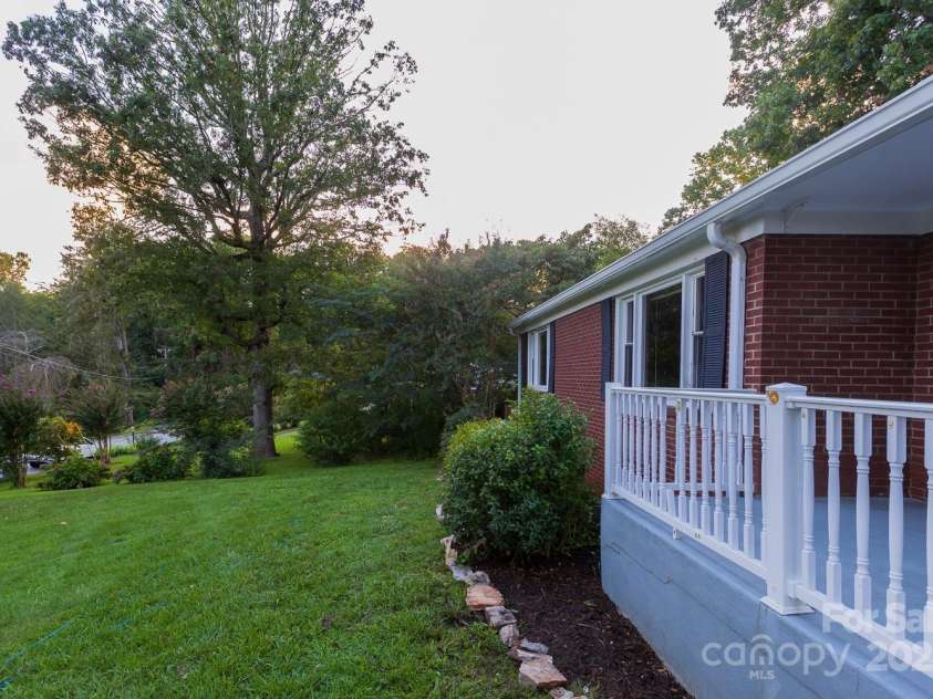 5 Fernlawn Road, Asheville, NC 28805.  MLS# CAR4295189, YatesRealty ID 34070. 