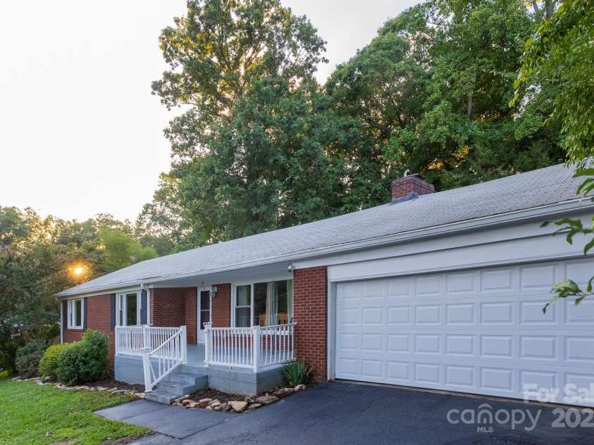 5 Fernlawn Road, Asheville, NC 28805.  MLS# CAR4295189, YatesRealty ID 34070. 