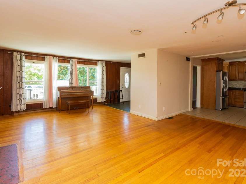 5 Fernlawn Road, Asheville, NC 28805.  MLS# CAR4295189, YatesRealty ID 34070. 