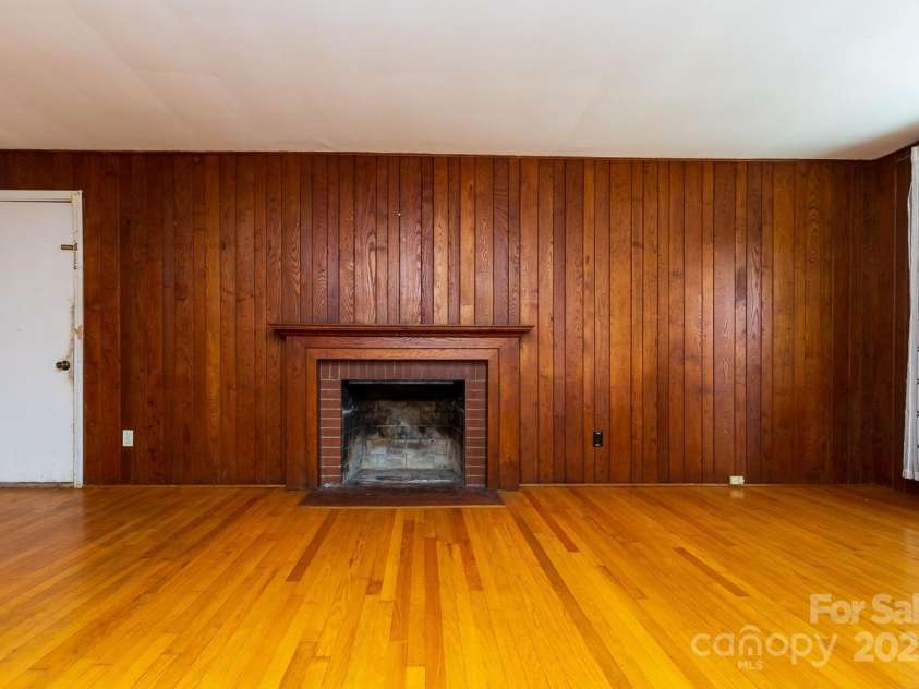 5 Fernlawn Road, Asheville, NC 28805.  MLS# CAR4295189, YatesRealty ID 34070. 