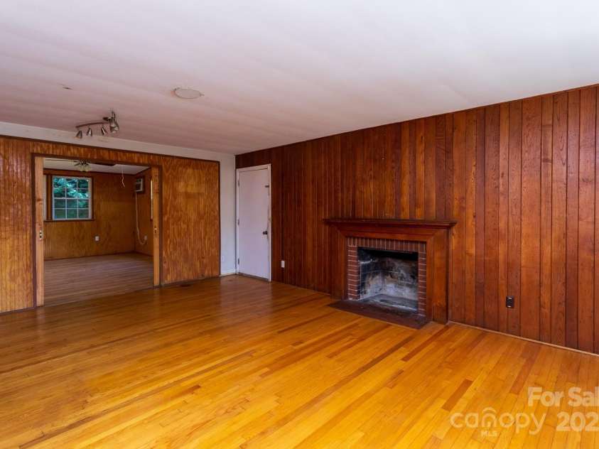 5 Fernlawn Road, Asheville, NC 28805.  MLS# CAR4295189, YatesRealty ID 34070. 