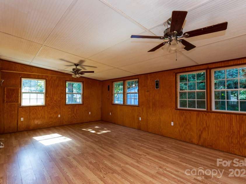 5 Fernlawn Road, Asheville, NC 28805.  MLS# CAR4295189, YatesRealty ID 34070. 