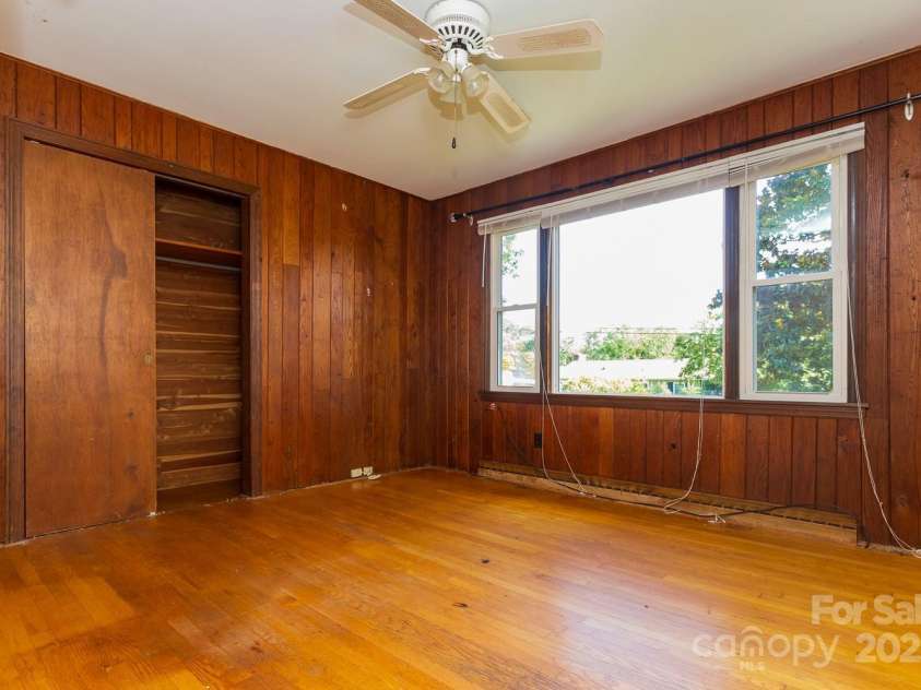 5 Fernlawn Road, Asheville, NC 28805.  MLS# CAR4295189, YatesRealty ID 34070. 