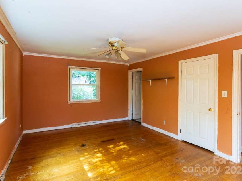 5 Fernlawn Road, Asheville, NC 28805.  MLS# CAR4295189, YatesRealty ID 34070. 