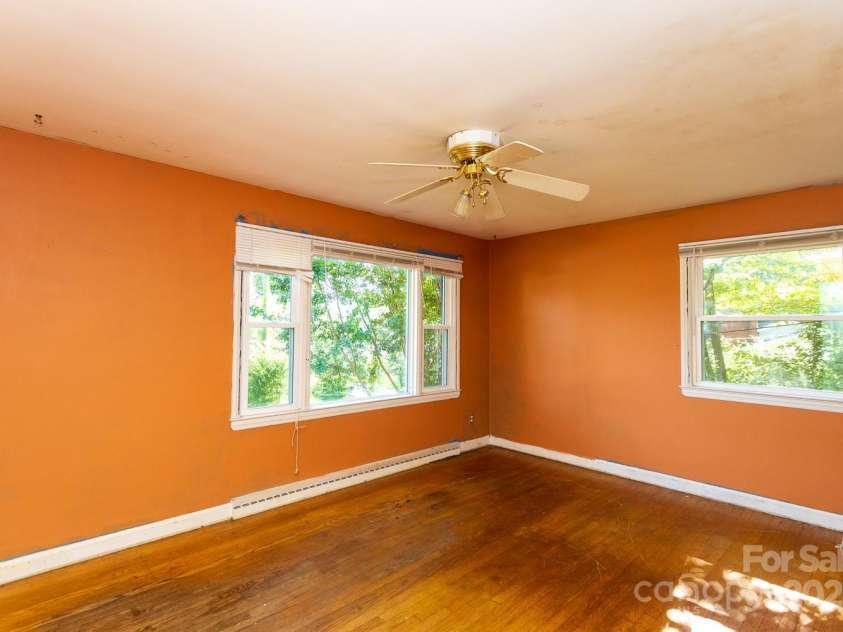 5 Fernlawn Road, Asheville, NC 28805.  MLS# CAR4295189, YatesRealty ID 34070. 