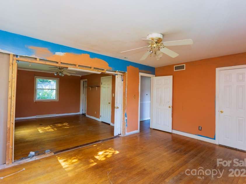 5 Fernlawn Road, Asheville, NC 28805.  MLS# CAR4295189, YatesRealty ID 34070. 