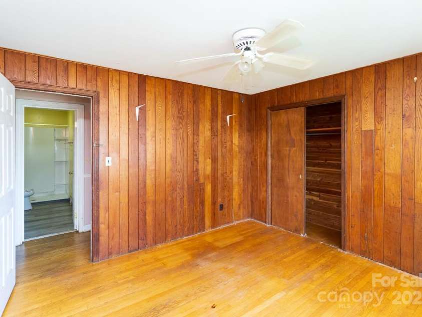 5 Fernlawn Road, Asheville, NC 28805.  MLS# CAR4295189, YatesRealty ID 34070. 