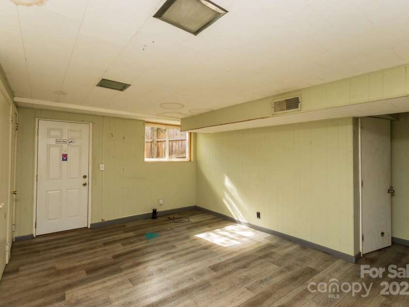 5 Fernlawn Road, Asheville, NC 28805.  MLS# CAR4295189, YatesRealty ID 34070. 