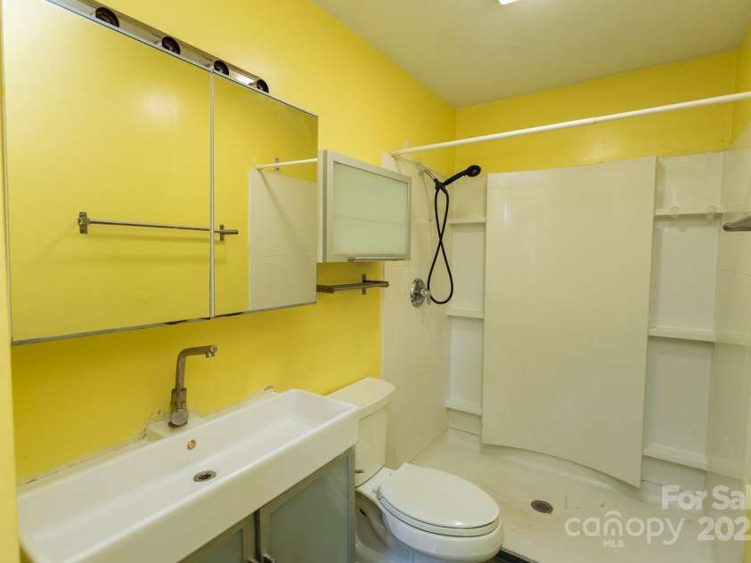 5 Fernlawn Road, Asheville, NC 28805.  MLS# CAR4295189, YatesRealty ID 34070. 