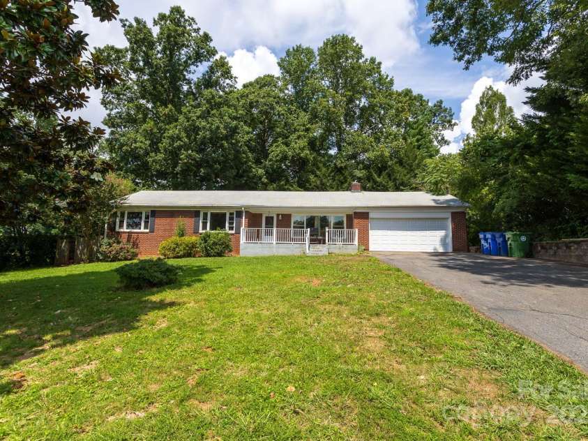 5 Fernlawn Road, Asheville, NC 28805.  MLS# CAR4295189, YatesRealty ID 34070. 