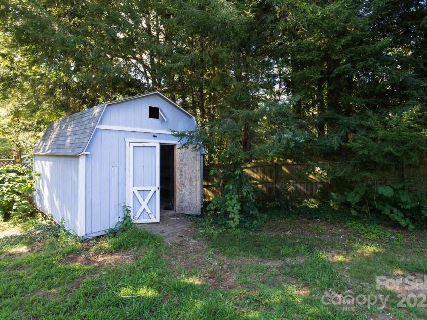 5 Fernlawn Road, Asheville, NC 28805.  MLS# CAR4295189, YatesRealty ID 34070. 
