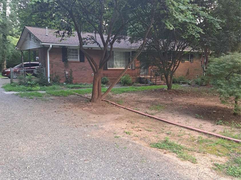 2700 Dellinger Circle, Charlotte, NC 28269.  MLS# CAR4295168, YatesRealty ID 34072. 