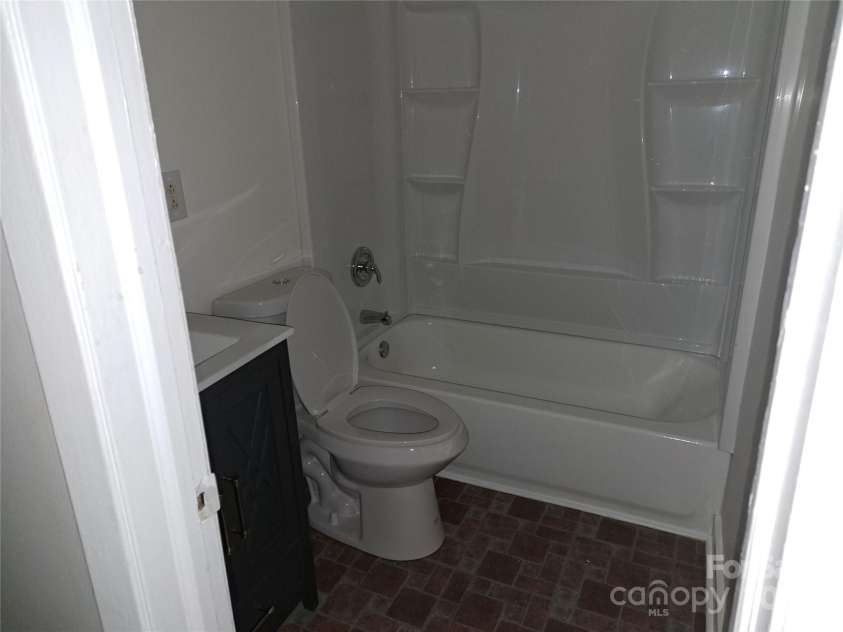 2700 Dellinger Circle, Charlotte, NC 28269.  MLS# CAR4295168, YatesRealty ID 34072. 