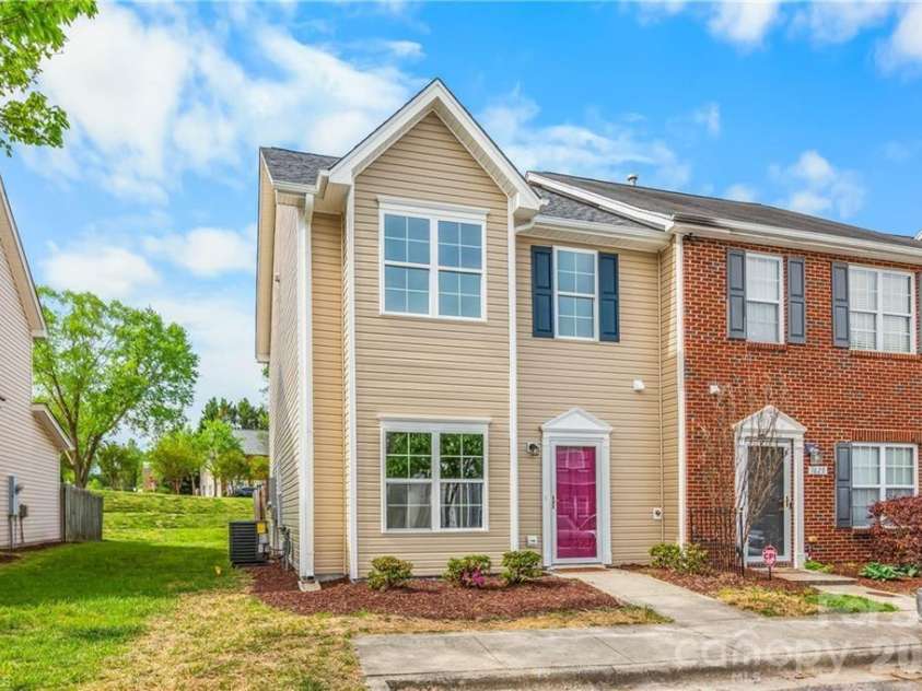 1633 Olivers Crossing Circle, Winston Salem, NC 27127.  MLS# CAR4392068, YatesRealty ID 34074. 