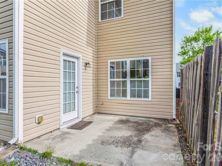 1633 Olivers Crossing Circle, Winston Salem, NC 27127.  MLS# CAR4392068, YatesRealty ID 34074. 