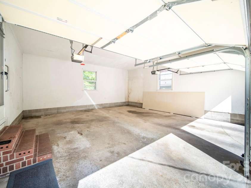 4646 Rainbow Drive, Kannapolis, NC 28081.  MLS# CAR4394032, YatesRealty ID 34076. 2-car Garage (entry into Kitchen)
