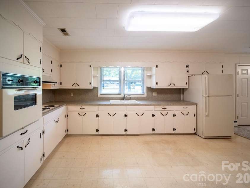 4646 Rainbow Drive, Kannapolis, NC 28081.  MLS# CAR4394032, YatesRealty ID 34076. 