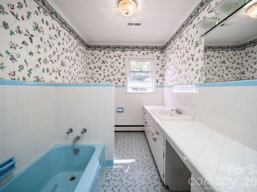 4646 Rainbow Drive, Kannapolis, NC 28081.  MLS# CAR4394032, YatesRealty ID 34076. Hallway Full Bathroom
