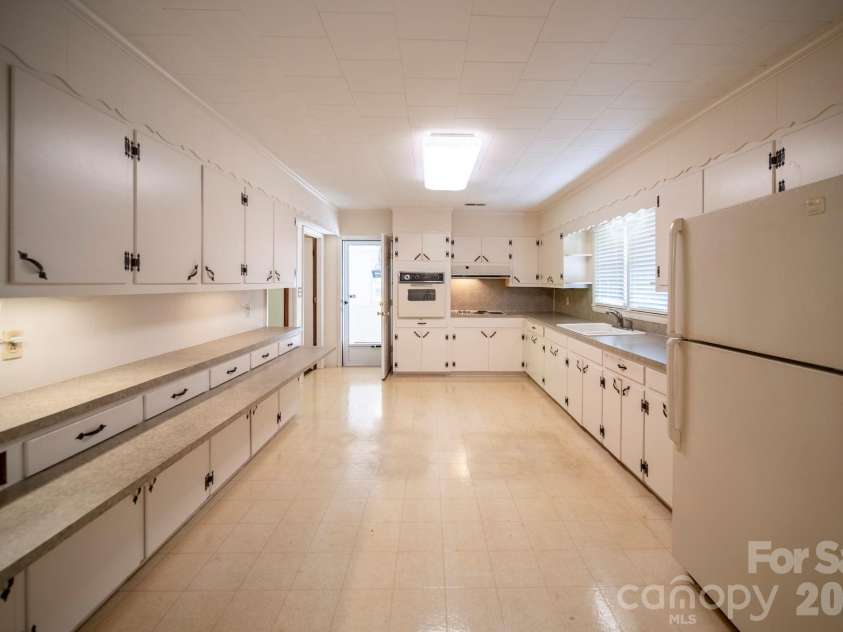 4646 Rainbow Drive, Kannapolis, NC 28081.  MLS# CAR4394032, YatesRealty ID 34076. Kitchen