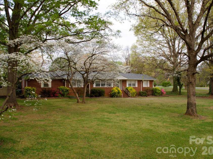 4646 Rainbow Drive, Kannapolis, NC 28081.  MLS# CAR4394032, YatesRealty ID 34076. Welcome to 4646 Rainbow Drive