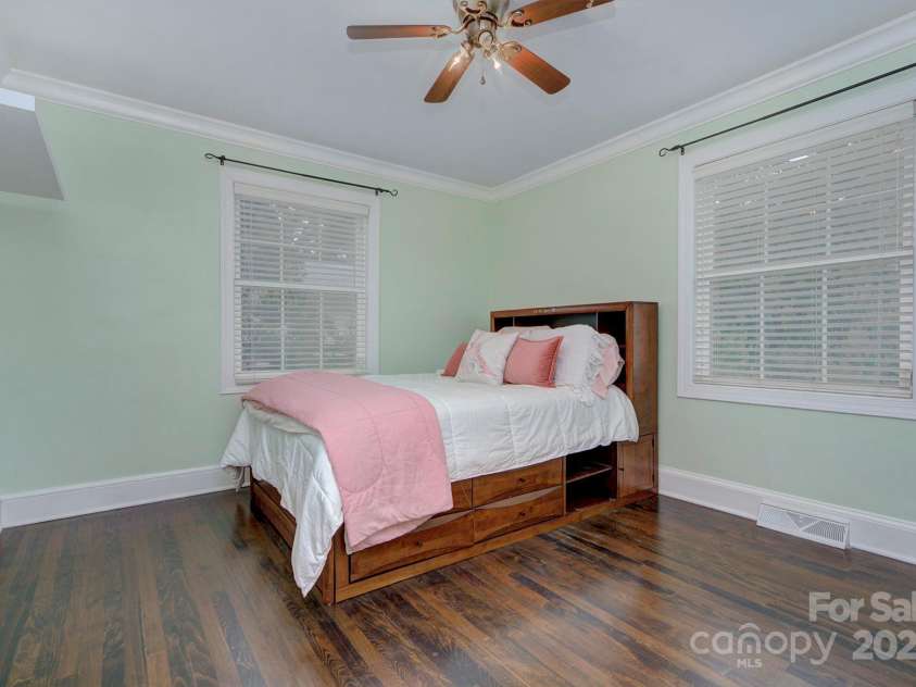 823 Sedgefield Road, Charlotte, NC 28209.  MLS# CAR4293910, YatesRealty ID 34076. 
