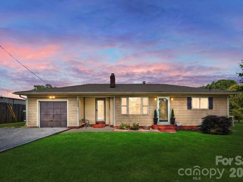 7820 Cagle Drive, Mint Hill, NC 28227.  MLS# CAR4395831, YatesRealty ID 34077. 