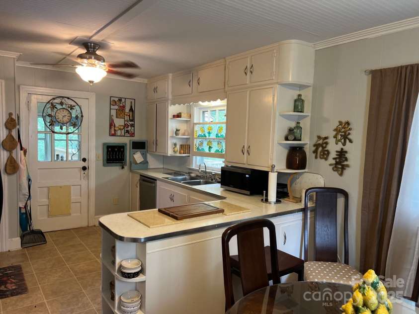 404 Patton Street, Morganton, NC 28655.  MLS# CAR4293800, YatesRealty ID 34078. 