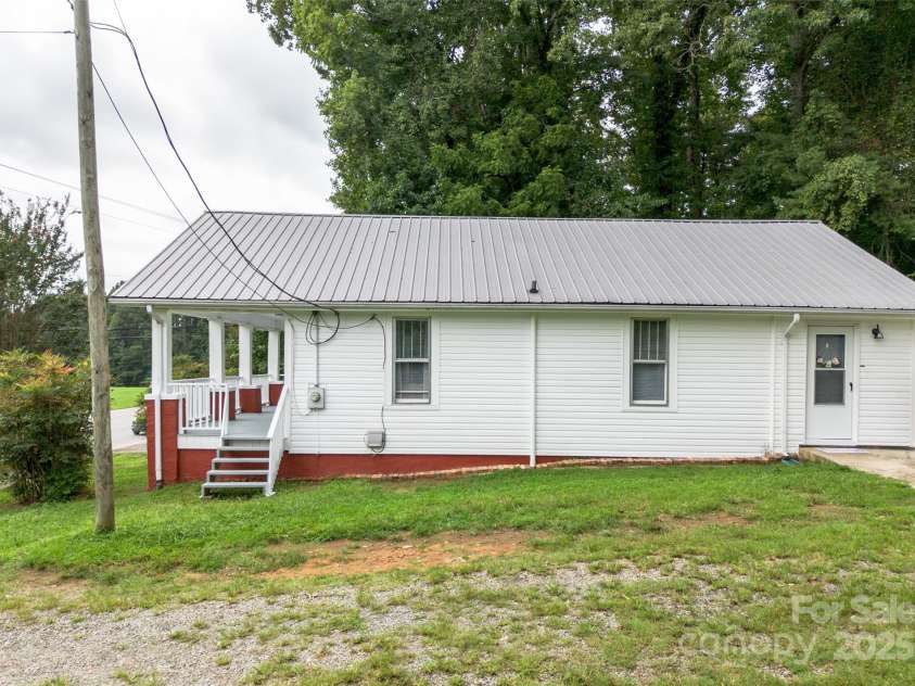 2326 Morganton Boulevard, Lenoir, NC 28645.  MLS# CAR4295145, YatesRealty ID 34079. 