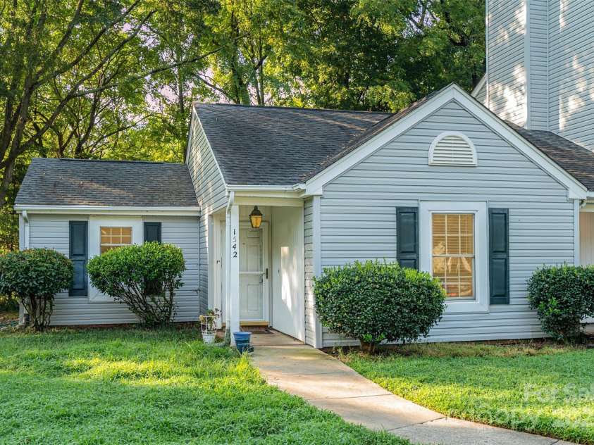 1542 Hunt Club Court, Rock Hill, SC 29732.  MLS# CAR4294831, YatesRealty ID 34081. 
