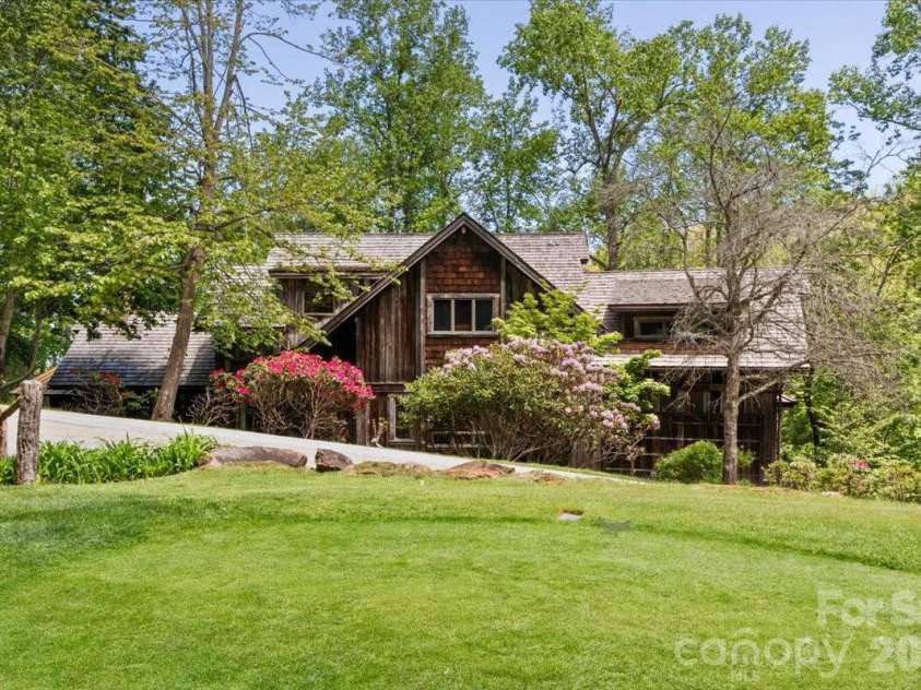56 Spring House Drive, Burnsville, NC 28714.  MLS# CAR4376620, YatesRealty ID 34081. 