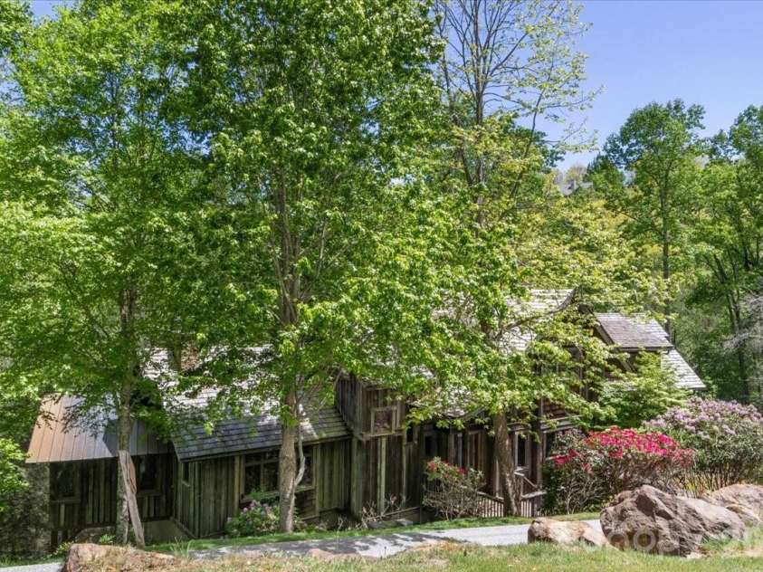 56 Spring House Drive, Burnsville, NC 28714.  MLS# CAR4376620, YatesRealty ID 34081. 